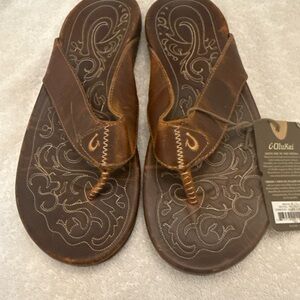 OluKai Men's Brown Leather Toe-Post Sandals with Contrast Stitching